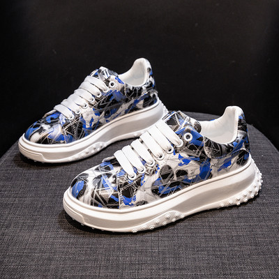 Krāsainas sieviešu kedas ar plakanām zolēm un šņorēm