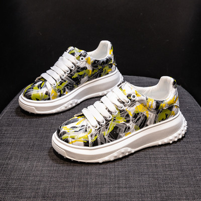 Krāsainas sieviešu kedas ar plakanām zolēm un šņorēm