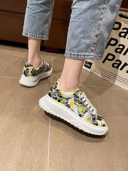 Krāsainas sieviešu kedas ar plakanām zolēm un šņorēm