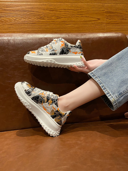 Krāsainas sieviešu kedas ar plakanām zolēm un šņorēm