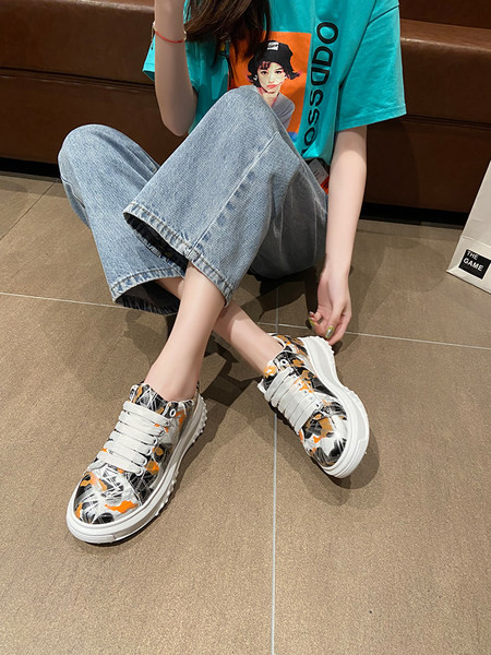 Krāsainas sieviešu kedas ar plakanām zolēm un šņorēm