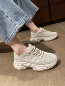 Beežis toonis hingavad naiste tossud