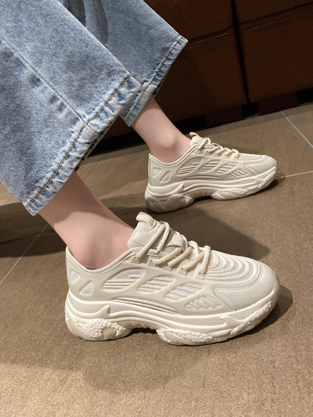 Beežis toonis hingavad naiste tossud