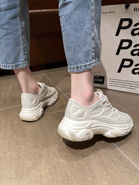 Beežis toonis hingavad naiste tossud