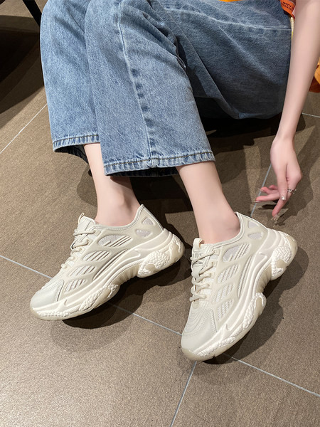 Beežis toonis hingavad naiste tossud