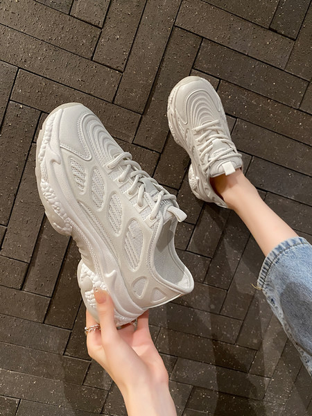 Beežis toonis hingavad naiste tossud