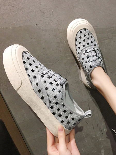 Audekla sieviešu kedas ar spīdīgu efektu