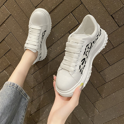 Sieviešu ādas kedas ar aplikāciju