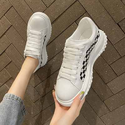 Sieviešu ādas kedas ar aplikāciju