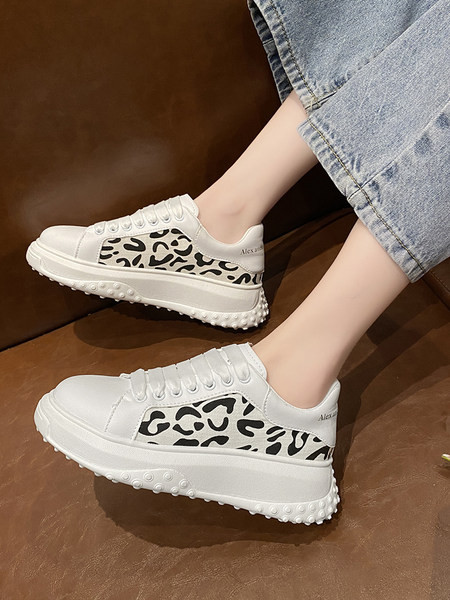 Sieviešu ādas kedas ar aplikāciju