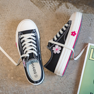 Lilletikandi ja lipsudega naiste vabaaja tossud