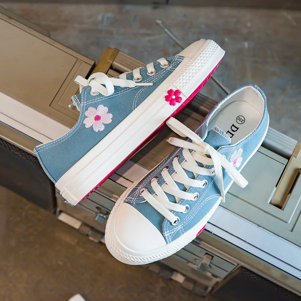 Lilletikandi ja lipsudega naiste vabaaja tossud