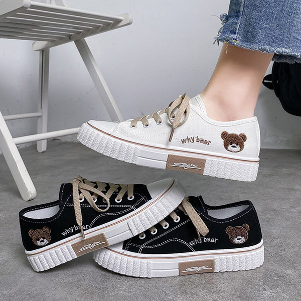 Sieviešu audekla kedas ar lācīša izšuvumu