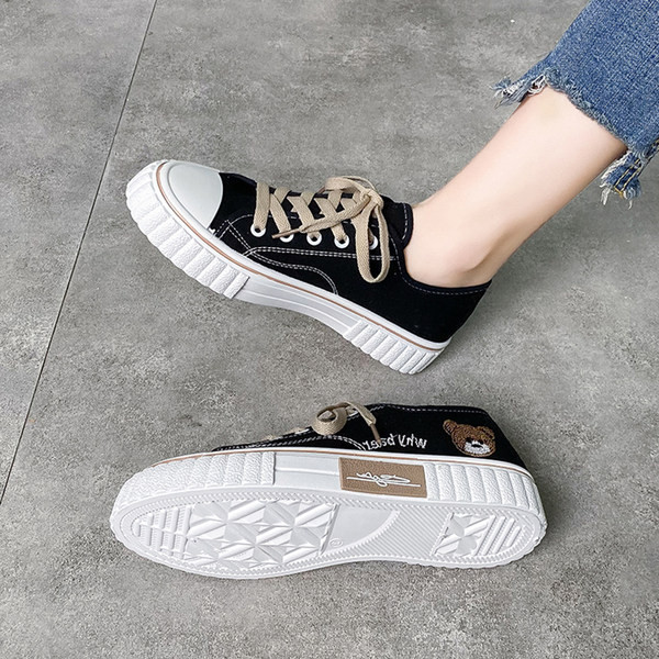 Sieviešu audekla kedas ar lācīša izšuvumu