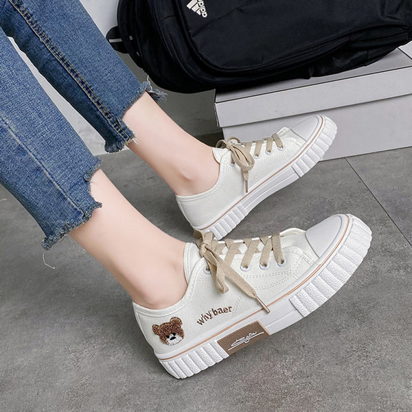 Sieviešu audekla kedas ar lācīša izšuvumu