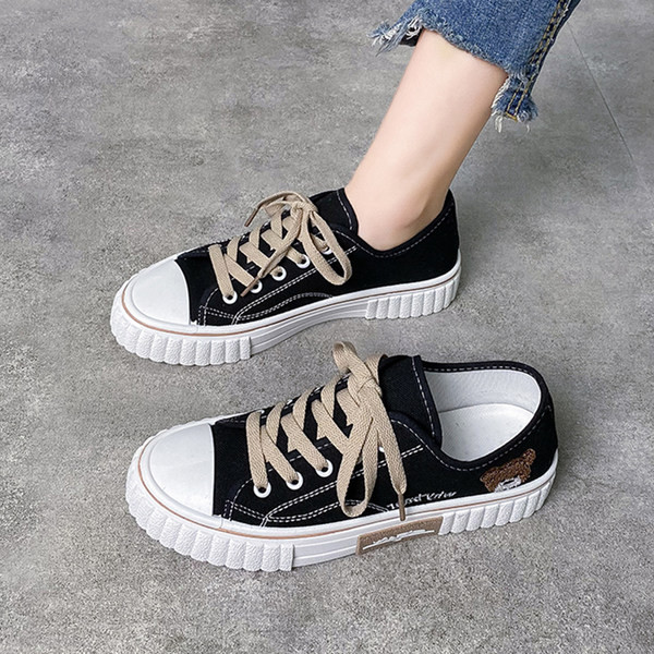 Sieviešu audekla kedas ar lācīša izšuvumu