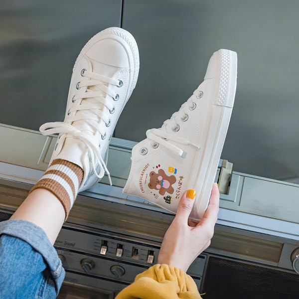 Sieviešu augstas kedas ar plakanu zoli un aplikāciju