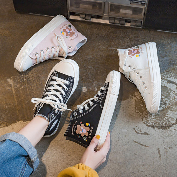 Sieviešu augstas kedas ar plakanu zoli un aplikāciju