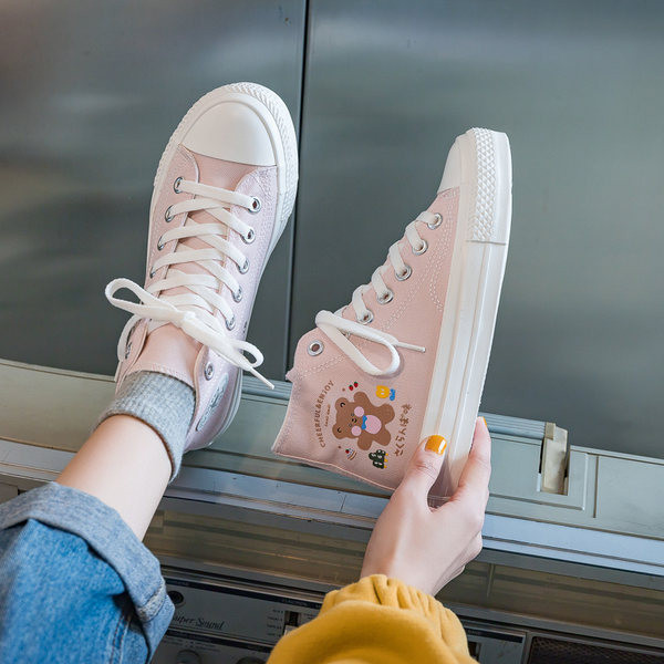 Sieviešu augstas kedas ar plakanu zoli un aplikāciju