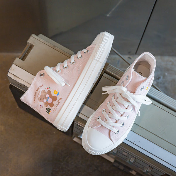 Sieviešu augstas kedas ar plakanu zoli un aplikāciju