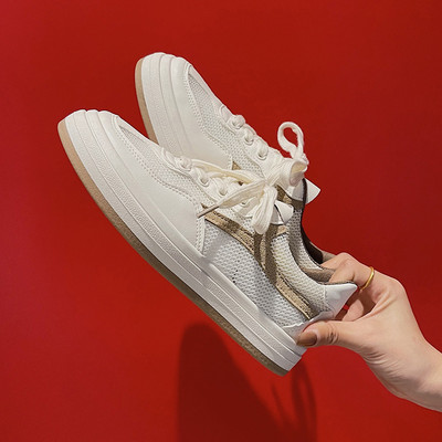 Suveks sobivad valged paeltega vabaaja tossud