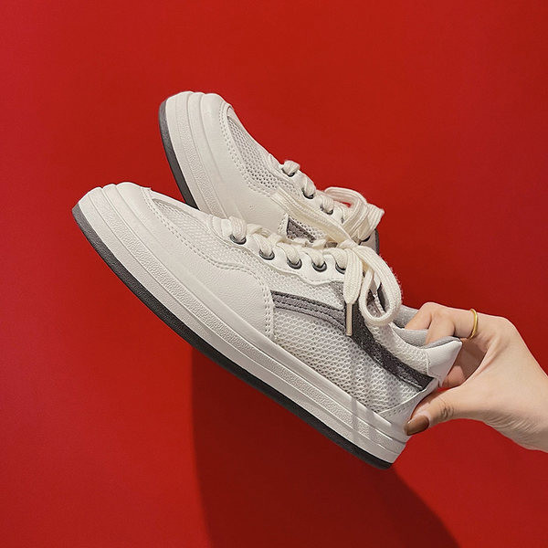 Suveks sobivad valged paeltega vabaaja tossud