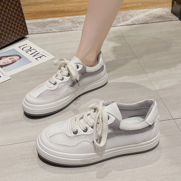 Suveks sobivad valged paeltega vabaaja tossud