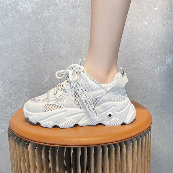 Uus mudel suviste paeltega tekstiilist tossud