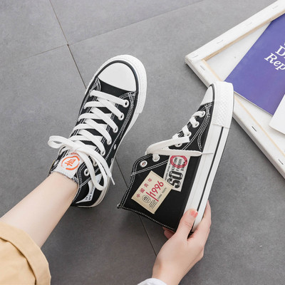 Γυναικεία στρογγυλά ψηλά πάνινα παπούτσια με έμβλημα και κορδόνια