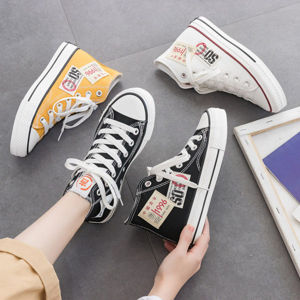 Γυναικεία στρογγυλά ψηλά πάνινα παπούτσια με έμβλημα και κορδόνια