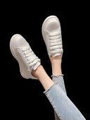 Jauns sieviešu kedu modelis ar izšuvumu un plakanu zoli