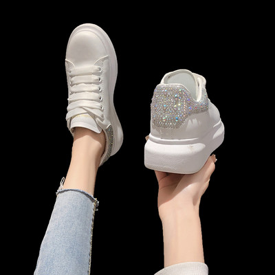 Jauns sieviešu kedu modelis ar izšuvumu un plakanu zoli