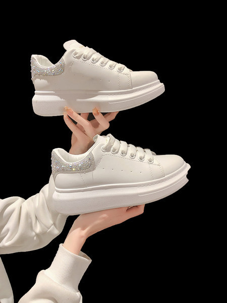 Jauns sieviešu kedu modelis ar izšuvumu un plakanu zoli