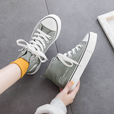 Γυναικεία αθλητικά παπούτσια με επίπεδη σόλα επιγραφή και κορδόνια