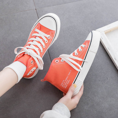 Γυναικεία αθλητικά παπούτσια με επίπεδη σόλα επιγραφή και κορδόνια