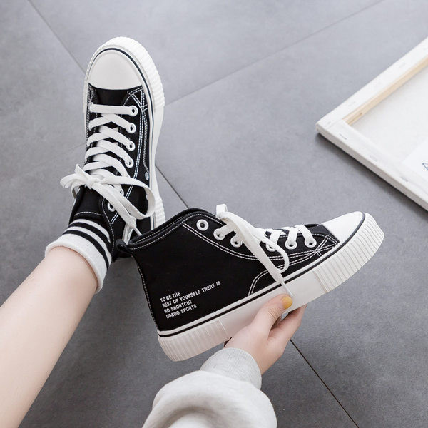 Γυναικεία αθλητικά παπούτσια με επίπεδη σόλα επιγραφή και κορδόνια