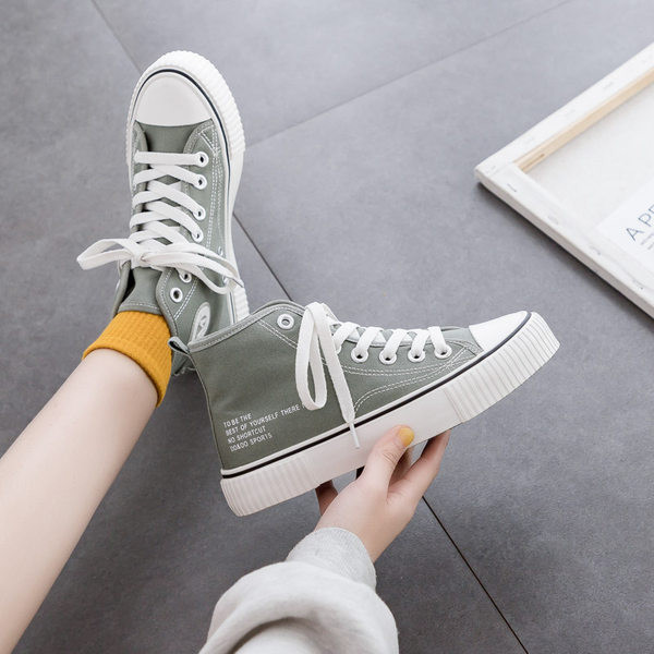 Γυναικεία αθλητικά παπούτσια με επίπεδη σόλα επιγραφή και κορδόνια