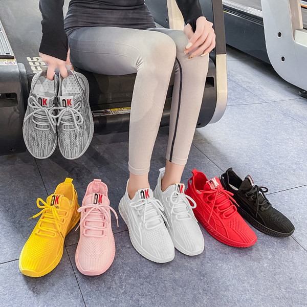 Γυναικεία υφασμάτινα αθλητικά παπούτσια με επίπεδη σόλα