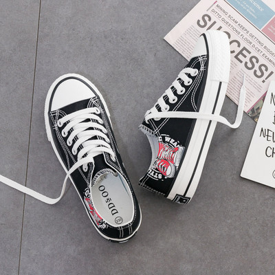 Aplikatsiooni ja lipsudega vabaaja tossud naistele