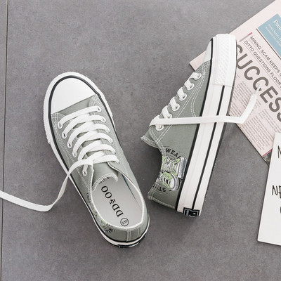 Aplikatsiooni ja lipsudega vabaaja tossud naistele