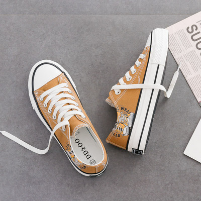 Aplikatsiooni ja lipsudega vabaaja tossud naistele