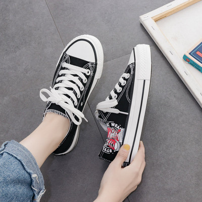 Aplikatsiooni ja lipsudega vabaaja tossud naistele