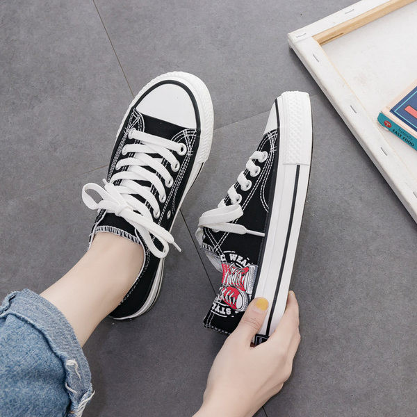 Aplikatsiooni ja lipsudega vabaaja tossud naistele