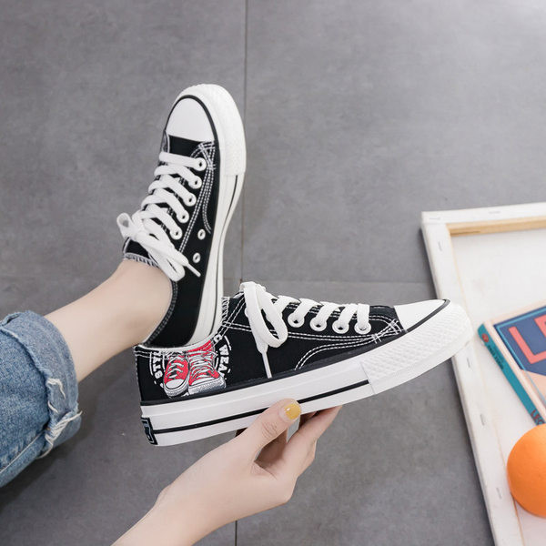 Aplikatsiooni ja lipsudega vabaaja tossud naistele