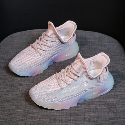 Casual γυναικεία αθλητικά παπούτσια με κέντημα και χρωματιστή σόλα