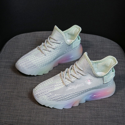 Casual γυναικεία αθλητικά παπούτσια με κέντημα και χρωματιστή σόλα