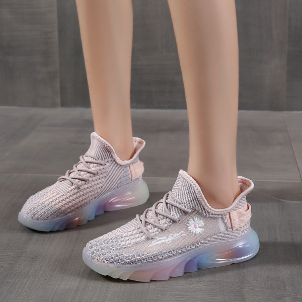 Casual γυναικεία αθλητικά παπούτσια με κέντημα και χρωματιστή σόλα