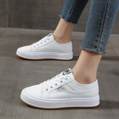 Γυναικεία αθλητικά παπούτσια με επίπεδη σόλα σε λευκό χρώμα