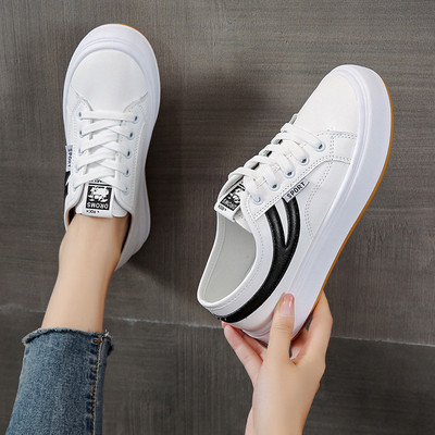 Γυναικεία αθλητικά παπούτσια με επίπεδη σόλα σε λευκό χρώμα