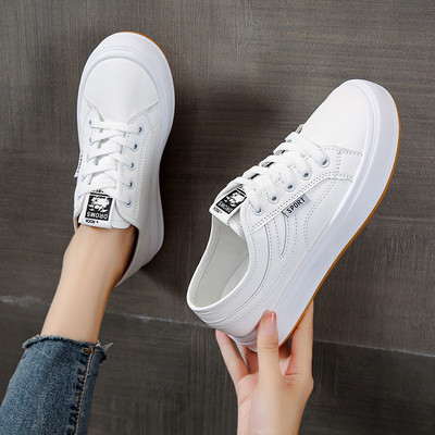 Γυναικεία αθλητικά παπούτσια με επίπεδη σόλα σε λευκό χρώμα